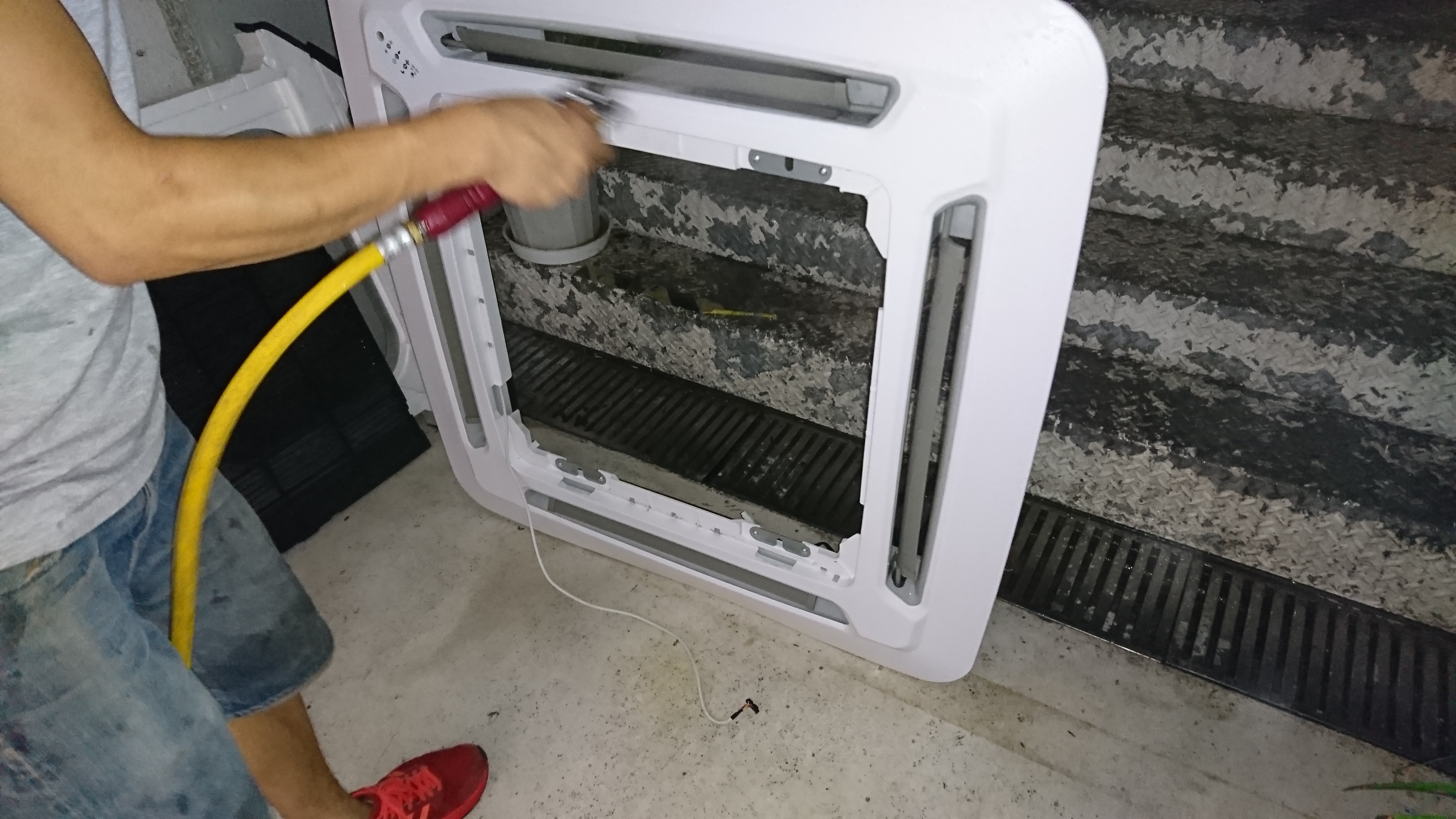 冷氣清洗工作照